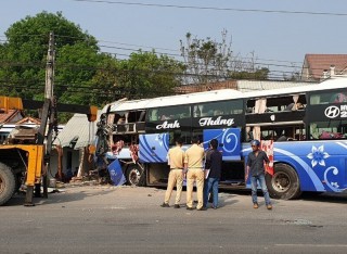 Truy nguồn gốc xe khách, xe tải đâm trực diện làm chết 3 người ở Bình Dương